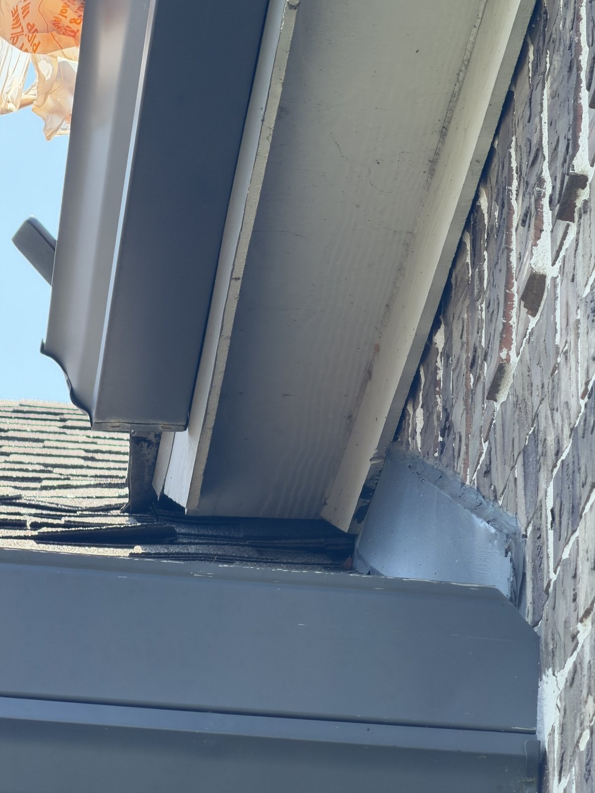 Open roof return gap at wall flashing