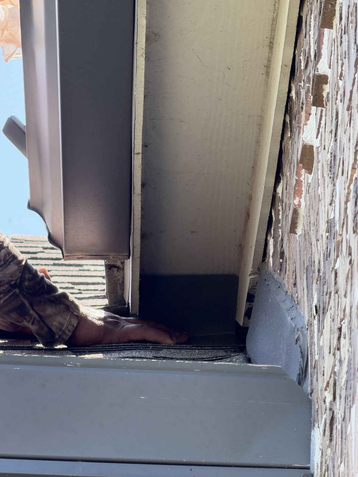 Roof return gap showing pest entry path